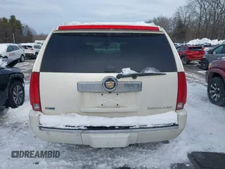 2011 Cadillac Escalade ESV Luxury z VIN 1GYS4HEF8BR334696, wystawiony jako IAAI lot #41511419 z przebiegiem 141 877 mil mil oraz . Historia ofert i sprzedaży dostępna na DreamBid. Obrazek 16.