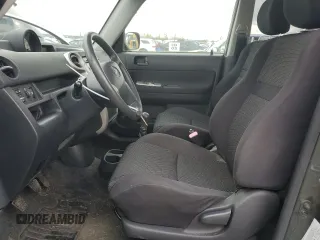 2005 Scion xB z VIN JTLKT334250173983, wystawiony jako Copart lot #52455685 z przebiegiem 98 953 mil mil oraz Szkody całkowita. Historia ofert i sprzedaży dostępna na DreamBid. Obrazek 7.