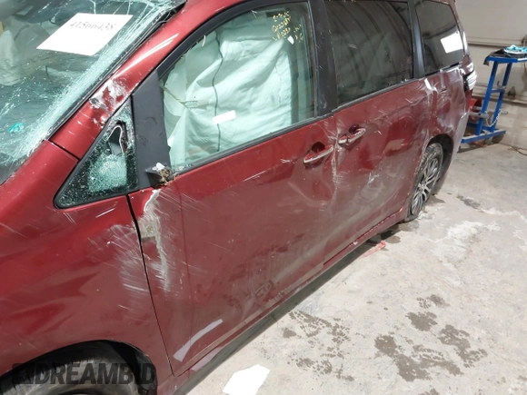 2018 Toyota Sienna XLE Auto Access Seat with VIN 5TDYZ3DC6JS920230, listed as a IAAI auction lot 41566438 with 186,213 mi miles. Bid and sale history available at carsss.com. Image 6.