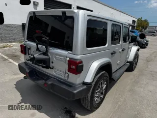 2024 Jeep Wrangler Sahara z VIN 1C4PJXEN6RW171855, wystawiony jako Copart lot #58272205 z przebiegiem 15 589 mil mil oraz Czysty tytuł • Clean title. Historia ofert i sprzedaży dostępna na DreamBid. Obrazek 4.