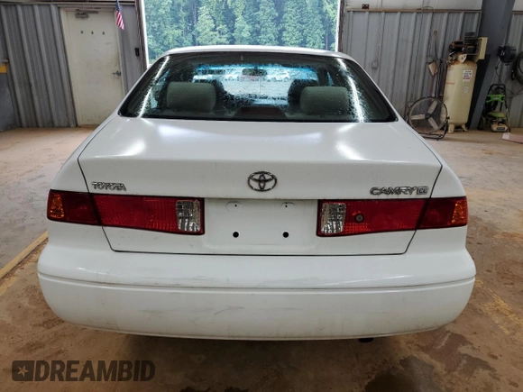 2001 Toyota Camry CE z VIN 4T1BG22K11U800794, wystawiony jako Copart lot #58505215 z przebiegiem 208 798 mil mil oraz Czysty tytuł • Clean title. Historia ofert i sprzedaży dostępna na DreamBid. Obrazek 6.