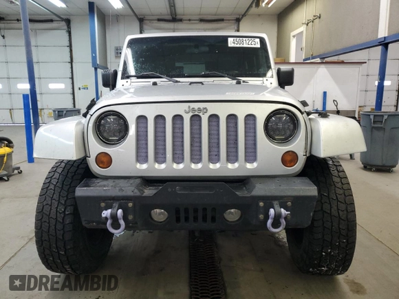 2010 Jeep Wrangler Sahara z VIN 1J4GA5D17AL109979, wystawiony jako Copart lot #45081225 z przebiegiem 190 826 mil mil oraz Szkoda całkowita • Salvage title. Historia ofert i sprzedaży dostępna na DreamBid. Obrazek 5.