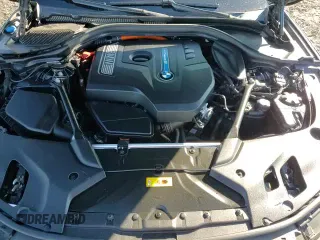 2018 BMW 5 Series 530e z VIN WBAJA9C53JB033655, wystawiony jako Copart lot #86190295 z przebiegiem 121 802 mil mil oraz Czysty tytuł • Clean title. Historia ofert i sprzedaży dostępna na DreamBid. Obrazek 13.