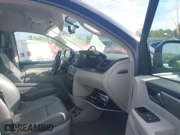 2011 Volkswagen Routan SE z VIN 2V4RW3DG3BR717246, wystawiony jako IAAI lot #42196697 z przebiegiem 155 375 mil mil oraz . Historia ofert i sprzedaży dostępna na DreamBid. Obrazek 5.