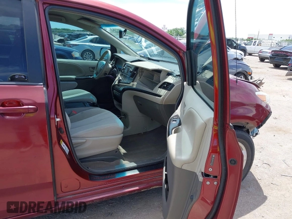 2014 Toyota Sienna LE AAS z VIN 5TDKK3DC4ES507433, wystawiony jako IAAI lot #42321751 z przebiegiem 108 596 mil mil oraz . Historia ofert i sprzedaży dostępna na DreamBid. Obrazek 5.