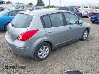 2007 Nissan Versa SL z VIN 3N1BC13E97L383420, wystawiony jako IAAI lot #42254796 z przebiegiem 141 987 mil mil oraz . Historia ofert i sprzedaży dostępna na DreamBid. Obrazek 4.