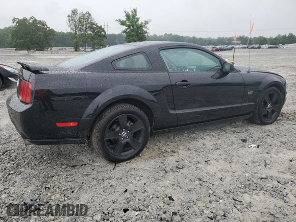 2006 Ford Mustang GT Deluxe z VIN 1ZVHT82H265242972, wystawiony jako Copart lot #55833205 z przebiegiem 53 375 mil mil oraz Szkoda całkowita • Salvage title. Historia ofert i sprzedaży dostępna na DreamBid. Obrazek 3.