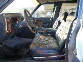 1990 Cadillac Brougham z VIN 1G6DW54Y6LR704123, wystawiony jako Copart lot #57709315 z przebiegiem 118 122 mil mil oraz Tytuł czysty. Historia ofert i sprzedaży dostępna na DreamBid. Obrazek 7.