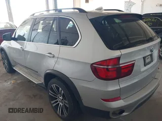 2013 BMW X5 xDrive35i z VIN 5UXZV4C55D0B09049, wystawiony jako IAAI lot #42193454 z przebiegiem 186 845 mil mil oraz . Historia ofert i sprzedaży dostępna na DreamBid. Obrazek 3.