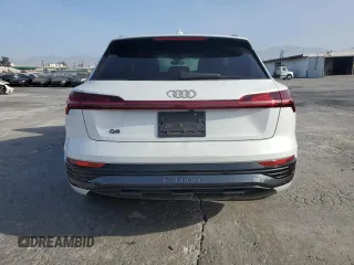 2024 Audi Q8 e-tron Premium Plus z VIN WA15AAGE5RB007032, wystawiony jako Copart lot #86919704 z przebiegiem Nie podano mil oraz Szkoda całkowita • Salvage title. Historia ofert i sprzedaży dostępna na DreamBid. Obrazek 6.