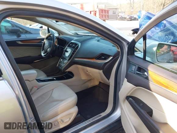 2019 Lincoln MKC Select with VIN 5LMCJ2D97KUL16479, listed as a IAAI auction lot 41789894 with 45,700 mi miles. Bid and sale history available at carsss.com. Image 5.