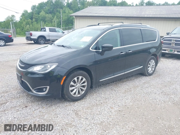 2018 Chrysler Pacifica Touring L z VIN 2C4RC1BG8JR262158, wystawiony jako IAAI lot #42182431 z przebiegiem 65 890 mil mil oraz . Historia ofert i sprzedaży dostępna na DreamBid. Obrazek 17.