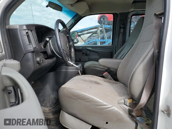 2013 Chevrolet Express Cargo z VIN 1GCWGFBA3D1146861, wystawiony jako Copart lot #54274485 z przebiegiem 214 114 mil mil oraz Czysty tytuł • Clean title. Historia ofert i sprzedaży dostępna na DreamBid. Obrazek 7.