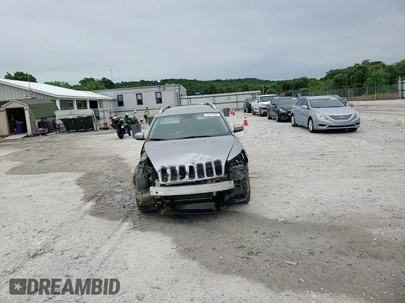 2018 Jeep Cherokee Latitude z VIN 1C4PJLCB1JD566642, wystawiony jako Copart lot #55816365 z przebiegiem 65 433 mil mil oraz Szkoda całkowita • Salvage title. Historia ofert i sprzedaży dostępna na DreamBid. Obrazek 14.