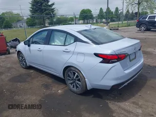 2024 Nissan Versa SV z VIN 3N1CN8EV1RL877066, wystawiony jako IAAI lot #42263312 z przebiegiem 6 081 mil mil oraz . Historia ofert i sprzedaży dostępna na DreamBid. Obrazek 3.