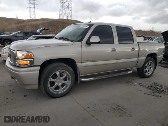 2005 GMC Sierra Denali z VIN 2GTEK63N951254277, wystawiony jako Copart lot #47635015 z przebiegiem 177 167 mil mil oraz Szkody całkowita. Historia ofert i sprzedaży dostępna na DreamBid. Obrazek 1.