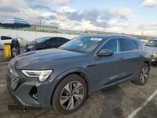 2024 Audi Q8 e-tron Premium Plus z VIN WA15AAGE8RB038873, wystawiony jako Copart lot #76623264 z przebiegiem 5 993 mil mil oraz Szkoda całkowita • Salvage title. Historia ofert i sprzedaży dostępna na DreamBid. Obrazek 1.