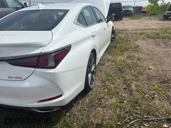 2019 Lexus ES 350 z VIN 58ABZ1B16KU002779, wystawiony jako Copart lot #54559805 z przebiegiem Nie podano mil oraz Czysty tytuł • Clean title. Historia ofert i sprzedaży dostępna na DreamBid. Obrazek 3.