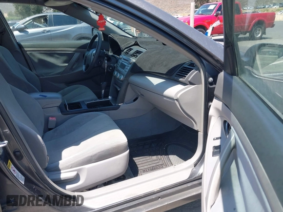 2009 Toyota Camry z VIN 4T4BE46K79R098543, wystawiony jako IAAI lot #42479283 z przebiegiem 140 588 mil mil oraz . Historia ofert i sprzedaży dostępna na DreamBid. Obrazek 5.