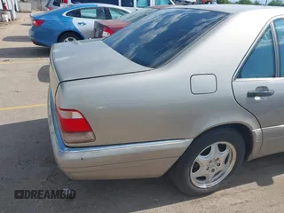 1997 Mercedes-Benz S 320/430/500 z VIN WDBGA32G2VA367036, wystawiony jako IAAI lot #42495763 z przebiegiem 145 809 mil mil oraz . Historia ofert i sprzedaży dostępna na DreamBid. Obrazek 6.