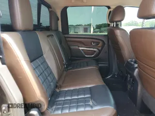 2017 Nissan Titan Platinum Reserve z VIN 1N6BA1F45HN552823, wystawiony jako Copart lot #58463895 z przebiegiem 157 375 mil mil oraz Tytuł czysty. Historia ofert i sprzedaży dostępna na DreamBid. Obrazek 10.