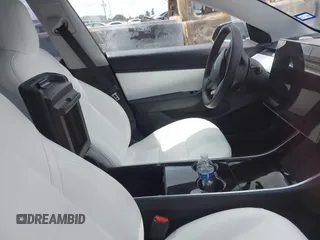 2020 Tesla Model 3 Long Range z VIN 5YJ3E1EB5LF801592, wystawiony jako IAAI lot #42096859 z przebiegiem 68 002 mil mil oraz . Historia ofert i sprzedaży dostępna na DreamBid. Obrazek 5.