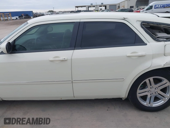 2005 Dodge Magnum RT with VIN 2D8GV58245H510374, listed as a IAAI auction lot 41321857 with 1 mi miles. Bid and sale history available at carsss.com. Image 14.