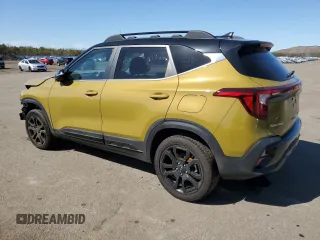 2024 Kia Seltos X-Line z VIN KNDEUCA71R7632324, wystawiony jako Copart lot #49727375 z przebiegiem 2449 mil mil oraz Szkody całkowita. Historia ofert i sprzedaży dostępna na DreamBid. Obrazek 2.