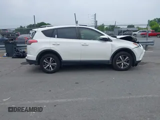 2018 Toyota RAV4 XLE z VIN JTMWFREV2JJ739366, wystawiony jako IAAI lot #42270427 z przebiegiem 112 558 mil mil oraz . Historia ofert i sprzedaży dostępna na DreamBid. Obrazek 12.