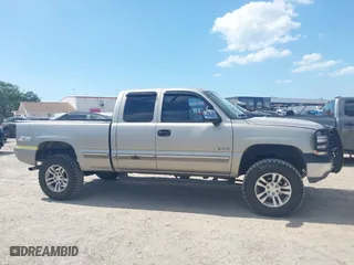 2000 Chevrolet Silverado 1500 Classic Work Truck with VIN 1GCEK19V5YE264057, listed as a IAAI auction lot 41951426 with 251,674 mi miles. Bid and sale history available at carsss.com. Image 14.