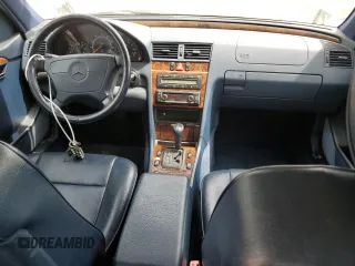 1997 Mercedes-Benz C 230/260/280/320 z VIN WDBHA28E6VA514172, wystawiony jako Copart lot #54156745 z przebiegiem 157 074 mil mil oraz Szkoda całkowita • Salvage title. Historia ofert i sprzedaży dostępna na DreamBid. Obrazek 8.