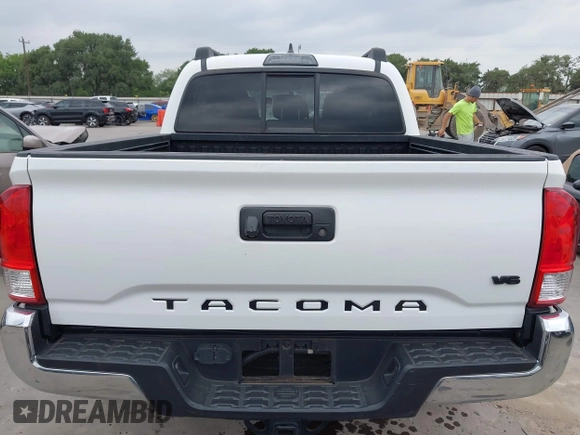 2016 Toyota Tacoma SR5 z VIN 5TFAZ5CN5GX018977, wystawiony jako IAAI lot #42303122 z przebiegiem 99 545 mil mil oraz . Historia ofert i sprzedaży dostępna na DreamBid. Obrazek 16.