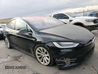 2017 Tesla Model X 90D z VIN 5YJXCBE2XHF060912, wystawiony jako Copart lot #85946834 z przebiegiem 135 277 mil mil oraz Szkoda całkowita • Salvage title. Historia ofert i sprzedaży dostępna na DreamBid. Obrazek 4.