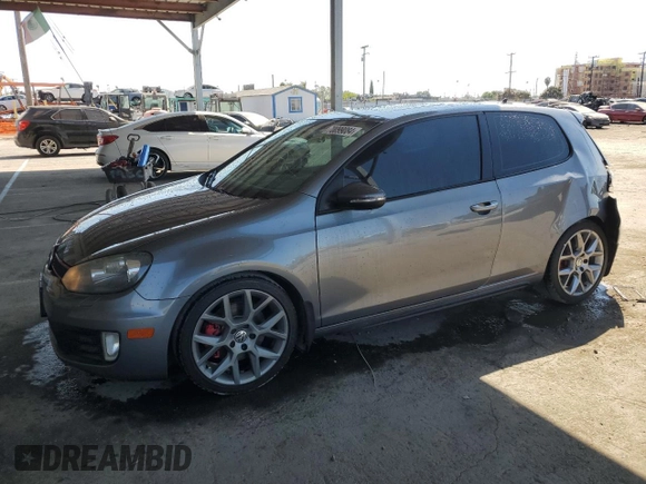 2013 Volkswagen GTI w/Conv & Sunroof z VIN WVWFD7AJ4DW031740, wystawiony jako Copart lot #70099084 z przebiegiem 130 193 mil mil oraz Szkoda całkowita • Salvage title. Historia ofert i sprzedaży dostępna na DreamBid. Obrazek 1.