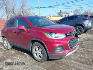 2019 Chevrolet Trax LT z VIN 3GNCJLSB8KL338057, wystawiony jako IAAI lot #42007848 z przebiegiem 49 741 mil mil oraz . Historia ofert i sprzedaży dostępna na DreamBid. Obrazek 1.
