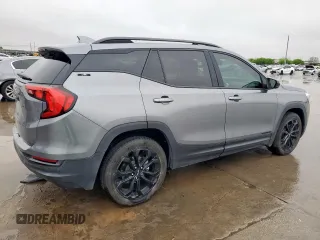 2021 GMC Terrain SLE z VIN 3GKALMEV2ML308839, wystawiony jako Copart lot #51755945 z przebiegiem 61 679 mil mil oraz Czysty tytuł • Clean title. Historia ofert i sprzedaży dostępna na DreamBid. Obrazek 3.