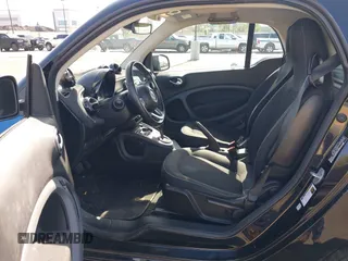 2016 Smart fortwo Passion z VIN WMEFJ5DA4GK067126, wystawiony jako IAAI lot #41559385 z przebiegiem 79 540 mil mil oraz . Historia ofert i sprzedaży dostępna na DreamBid. Obrazek 5.