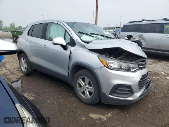 2020 Chevrolet Trax LS z VIN 3GNCJKSB9LL165242, wystawiony jako Copart lot #59348515 z przebiegiem 98 440 mil mil oraz Nie do naprawy • Non repairable. Historia ofert i sprzedaży dostępna na DreamBid. Obrazek 4.