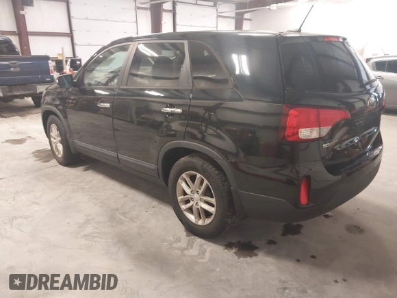 2014 Kia Sorento LX z VIN 5XYKT3A60EG479896, wystawiony jako IAAI lot #42360338 z przebiegiem 200 350 mil mil oraz . Historia ofert i sprzedaży dostępna na DreamBid. Obrazek 3.