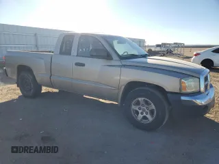 2005 Dodge Dakota SLT z VIN 1D7HE42K65S269227, wystawiony jako Copart lot #84977934 z przebiegiem 135 031 mil mil oraz Szkoda całkowita • Salvage title. Historia ofert i sprzedaży dostępna na DreamBid. Obrazek 4.