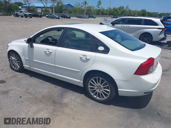 2010 Volvo S40 z VIN YV1382MS1A2502044, wystawiony jako IAAI lot #42189521 z przebiegiem 237 777 mil mil oraz . Historia ofert i sprzedaży dostępna na DreamBid. Obrazek 3.