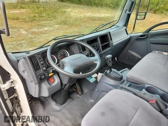 2019 Isuzu NRR IBT z VIN JALE5W169K73041XX, wystawiony jako Copart lot #49260055 z przebiegiem 191 949 mil mil oraz Czysty tytuł • Clean title. Historia ofert i sprzedaży dostępna na DreamBid. Obrazek 9.