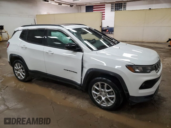 2023 Jeep Compass Latitude Lux z VIN 3C4NJDFN0PT559414, wystawiony jako Copart lot #48140005 z przebiegiem 21 559 mil mil oraz Szkoda całkowita • Salvage title. Historia ofert i sprzedaży dostępna na DreamBid. Obrazek 4.