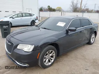 2016 Chrysler 300 Anniversary Edition z VIN 2C3CCAAG0GH135642, wystawiony jako IAAI lot #42073900 z przebiegiem 147 476 mil mil oraz . Historia ofert i sprzedaży dostępna na DreamBid. Obrazek 17.