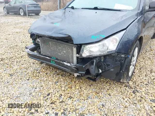 2015 Chevrolet Cruze LS z VIN 1G1PA5SH0F7274058, wystawiony jako IAAI lot #41735357 z przebiegiem 118 993 mil mil oraz . Historia ofert i sprzedaży dostępna na DreamBid. Obrazek 6.