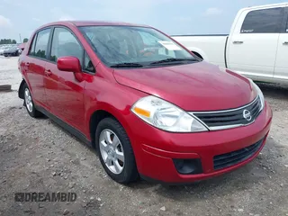 2011 Nissan Versa S z VIN 3N1BC1AP0BL399101, wystawiony jako IAAI lot #42668644 z przebiegiem 40 567 mil mil oraz . Historia ofert i sprzedaży dostępna na DreamBid. Obrazek 1.