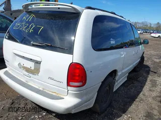 2000 Dodge Caravan Sport with VIN 2B4GP44R7YR677135, listed as a IAAI auction lot 41832043 with Not Provided miles and . Bid and sale history available at carsss.com. Image 4.