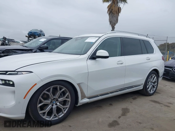 2025 BMW X7 xDrive40i z VIN 5UX23EM06S9X93597, wystawiony jako IAAI lot #42182551 z przebiegiem 6933 mil mil oraz . Historia ofert i sprzedaży dostępna na DreamBid. Obrazek 15.