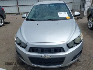 2014 Chevrolet Sonic LT z VIN 1G1JC5SH9E4159913, wystawiony jako IAAI lot #42253329 z przebiegiem 156 333 mil mil oraz . Historia ofert i sprzedaży dostępna na DreamBid. Obrazek 12.