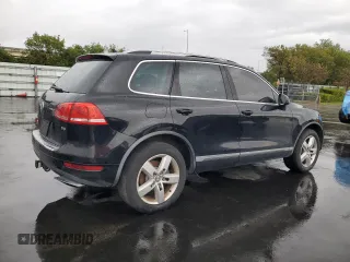 2014 Volkswagen Touareg Lux z VIN WVGEF9BP8ED011360, wystawiony jako Copart lot #51774435 z przebiegiem 101 215 mil mil oraz Szkody całkowita. Historia ofert i sprzedaży dostępna na DreamBid. Obrazek 3.